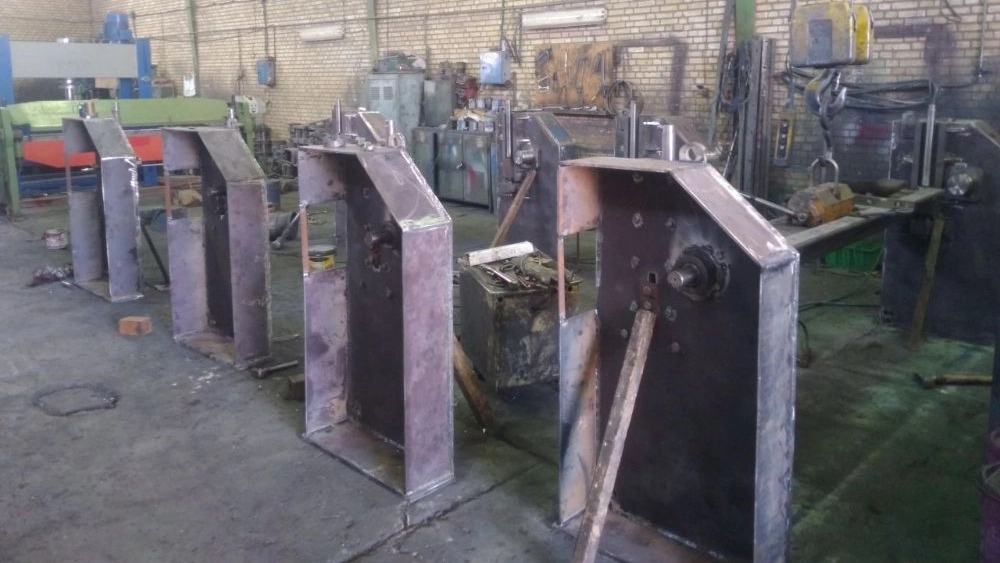 The second stage of assembling the upper jaw of the bending machine The second stage of assembling the upper jaw of the bending machine